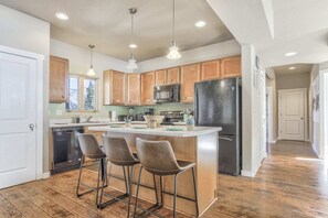 Microwave, oven, stovetop, dishwasher - 4bdhot Tubping Pong, Pool Table, Gymmnt Retreat (Cascade)