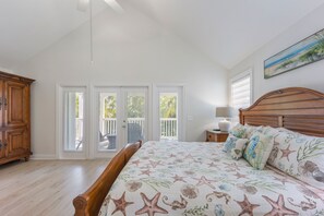 3 soverom, skrivebord, strykejern/-brett og reiseseng for barn