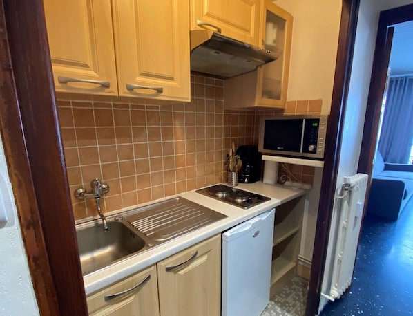 Fridge, microwave