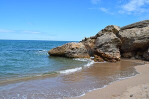 Una spiaggia nelle vicinanze