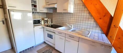 ثلاجة، ميكروويف، فرن، غسالة أطباق