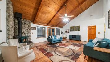 Smart-TV, peis, fotballspill og bordtennis