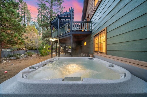 Family Retreat: Near Town, Hot Tub, AC,
