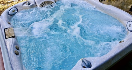 Family Retreat: Near Town, Hot Tub, AC,