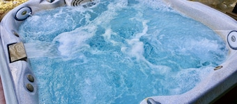 Family Retreat: Near Town, Hot Tub, AC,