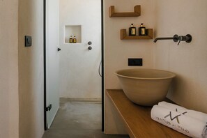 Executive Suite | Bathroom | Free toiletries, hair dryer, bathrobes, slippers - Ventus di Milo (Milos)