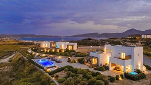 A modern villa with a pool, multiple bedrooms, and a view of the sea. - Ventus di Milo (Milos)