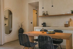 Executive Suite | Living area | TV - Ventus di Milo (Milos)