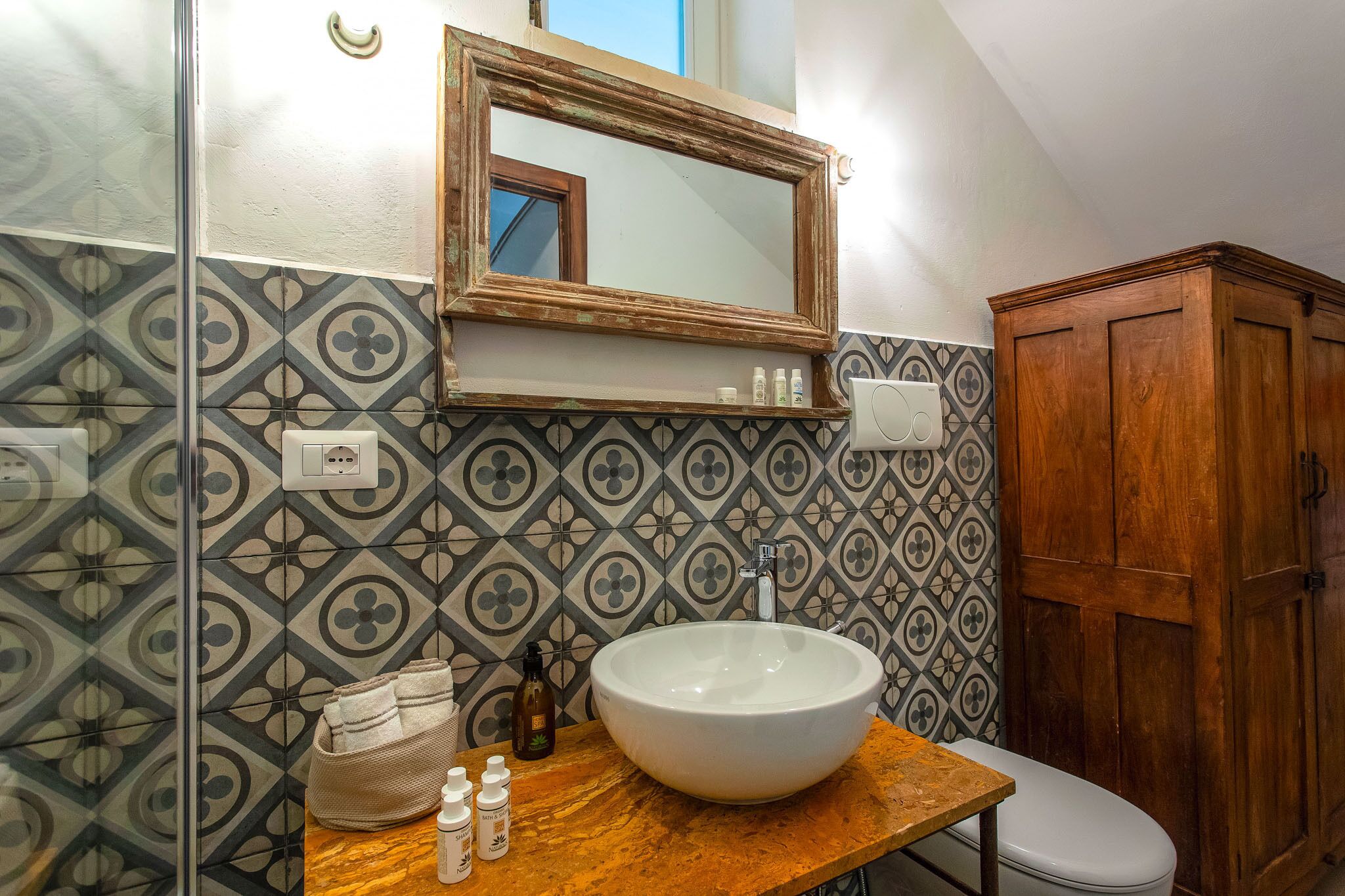 Dusche, umweltfreundliche Kosmetikartikel, Haartrockner, Handtücher