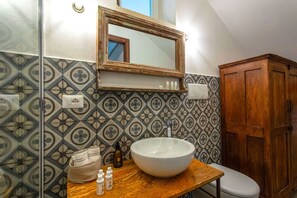 Douche, articles de toilette écologiques, sèche-cheveux