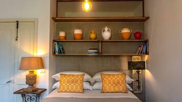 1 habitación, caja de seguridad en la habitación y escritorio