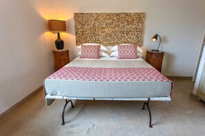 1 bedroom, in-room safe, desk, free WiFi