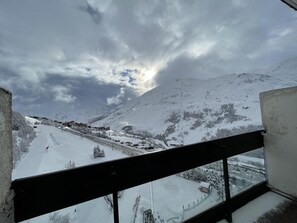 Balcony - 50m from resort center, 13rd floor, view mountain, balcony, tv, 25m², Les Menuires (Les Menuires)