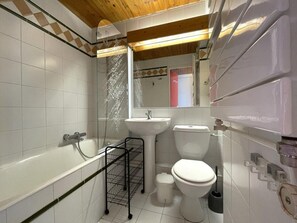 Bathtub - 50m from resort center, 13rd floor, view mountain, balcony, tv, 25m², Les Menuires (Les Menuires)