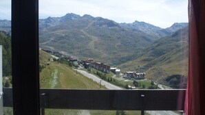 A mountain village with buildings and a road. - 10m from ski slopes, 13rd floor, view mountain, balcony, tv, 25m², Les Menuires (Les Menuires)