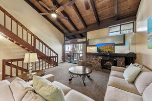 Smart TV, caminetto, console per videogiochi