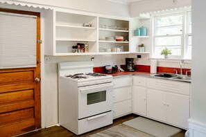 Kühlschrank, Mikrowelle, Ofen, Wasserkocher mit Kaffee-/Teezubehör