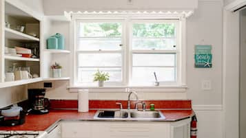 Fridge, microwave, oven, coffee/tea maker