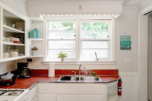 冷蔵庫、電子レンジ、オーブン、コーヒー / ティーメーカー