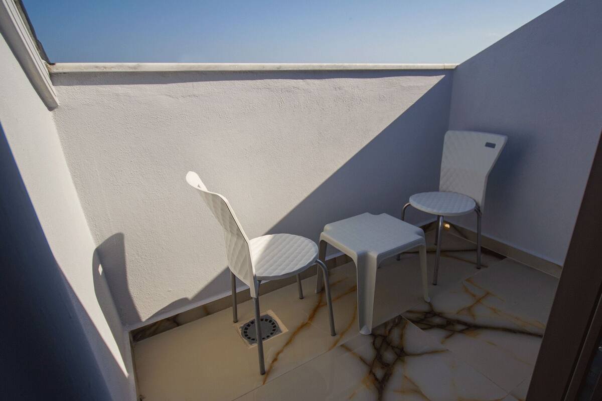 Business Room | Balcony