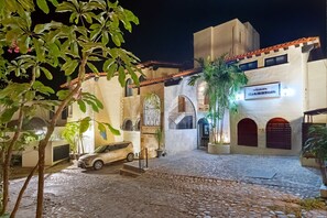 Um edifício com uma placa que diz "Villa's Has Brisas" à noite.