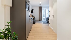 A modern apartment with a kitchen, a dining area, and a living room. - Limehome Münster Von-Steuben-Str. (Münster)