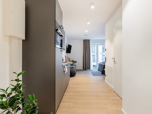 Suite L | Private kitchen | Fridge, stovetop, espresso maker, electric kettle - Limehome Münster Von-Steuben-Str. (Münster)