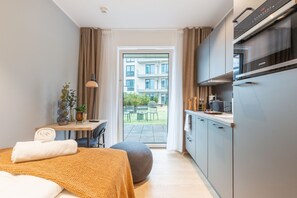 Single Suite with Terrace | Private kitchen | Fridge, stovetop, espresso maker, electric kettle - Limehome Münster Von-Steuben-Str. (Münster)