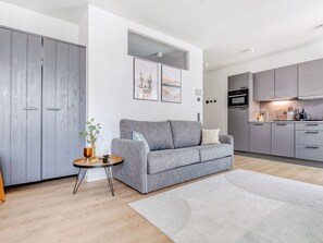 Suite XL with Sofa Bed | Living area | 50-inch Smart TV with satellite channels, TV - Limehome Münster Von-Steuben-Str. (Münster)