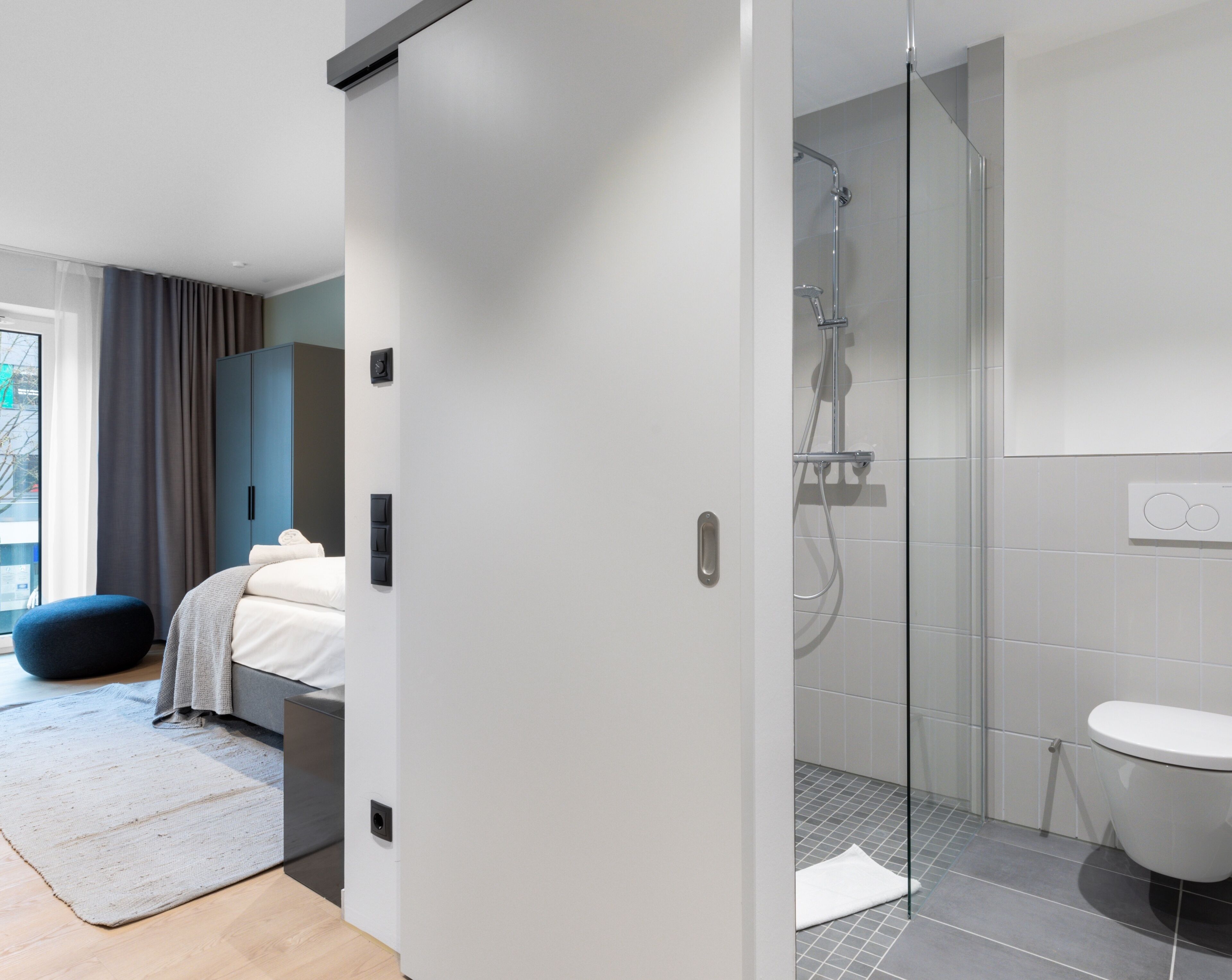 Einzelsuite Komfort | Badezimmer | Dusche, umweltfreundliche Kosmetikartikel, Haartrockner, Handtücher