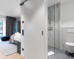Single Suite Comfort | Bathroom | Shower, eco-friendly toiletries, hair dryer, towels
