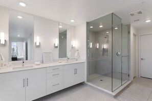 Combined shower/tub, hair dryer, towels