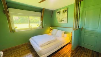4 bedrooms, desk, iron/ironing board, free WiFi