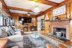 TV, DVD player - Falmouth Heights Charmer By The Beach RPAM004 (Falmouth)