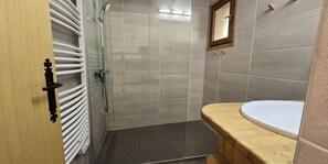 Shower - Resort center, 3rd floor, view village, balcony, tv, 23m², Champagny-en-Vanoise (Champagny-en-Vanoise)