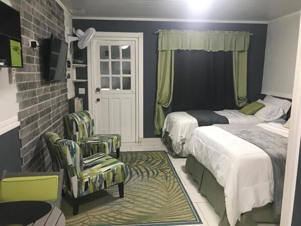 Desk, iron/ironing board, free WiFi, bed sheets - Best Location (Oranjestad-West)