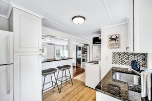 Kylskåp, mikrovågsugn, ugn och spishäll