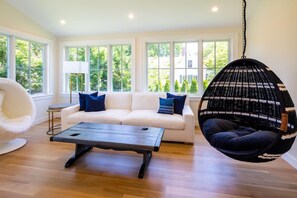 Télévision, cheminée, espaces bureaux