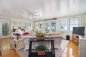 TV - Beachfront Days, Hyannis Nights! RPAM023 (Hyannis)