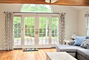 Una televisión, una mesa de tenis de mesa