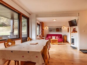 Interior - 200m from resort center, 2nd floor, balcony, fireplace or stove, tv, 48m², Méribel-Mottaret (Méribel - Les Allues)