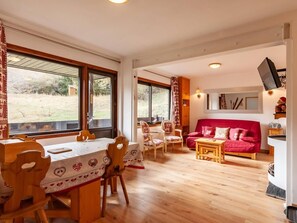 Interior - 200m from resort center, 2nd floor, balcony, fireplace or stove, tv, 48m², Méribel-Mottaret (Méribel - Les Allues)
