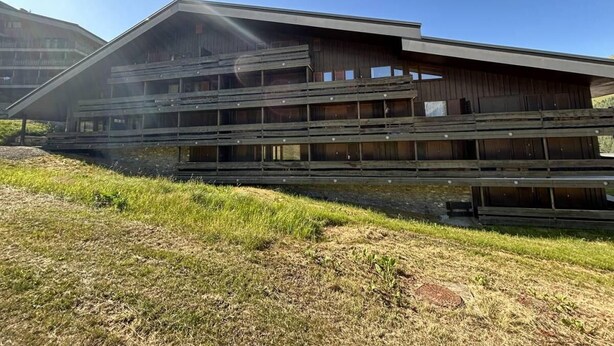A modern building with a sloped roof and multiple levels. - 20m from ski slopes, 2nd floor, balcony, fireplace or stove, tv, 48m², Méribel-Mottaret (Méribel - Les Allues)