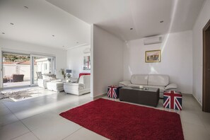 Televisor, reproductor de DVD i llibres