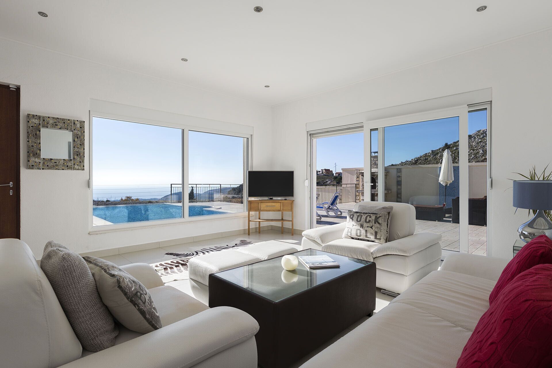 Télévision, lecteur de DVD, livres