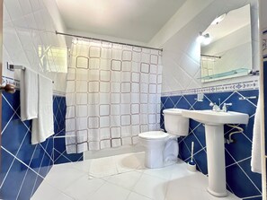 Combined shower/bathtub - Villa Gioia con Iacuzzi, en Bayardo a 5 Minutos de la Playa (Puerto Plata)