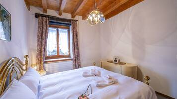 Family Townhome, Multiple Bedrooms, Mountainside (Ca' Pinina) | 2 bilik tidur, ruang kerja komputer riba, seterika/papan seterika