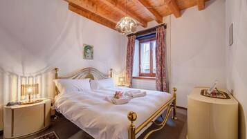 2 bedrooms, laptop workspace, iron/ironing board, free WiFi