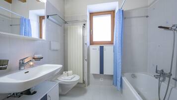 Family Townhome, Multiple Bedrooms, Mountainside (Ca' Pinina) | Bilik Mandi | Gabungan pancuran/tab mandi, pengering rambut, tuala disediakan, sabun