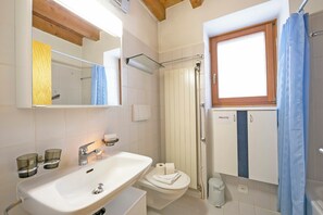 Combined shower/tub, hair dryer, towels, soap
